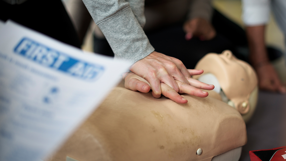 6 ขั้นตอนการช่วยคนหมดสติให้ฟื้นคืนชีพ (CPR)